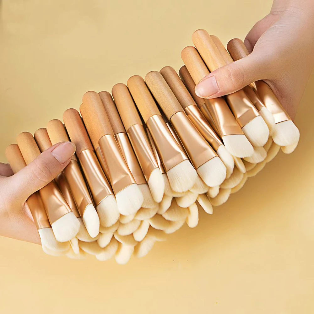 Facial Mask Brush Compact Portable Skincare Tool Soft Makeup Brush Anti-Slip Wooden Handle Brush For Face Care Travel Makeup Bag