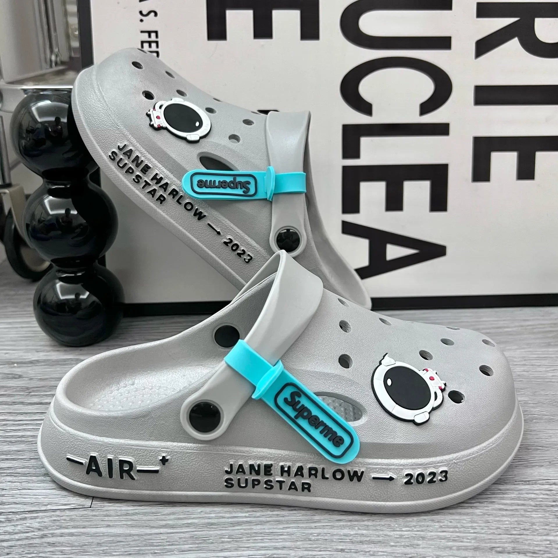 Summer Man Sandals Lightweight Home Beach Sandals Women Slippers Outdoor Quick Dry Flat Soft EVA Hole Shoes Women Clogs 2024